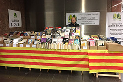 Venta solidaria de libros en cuatro estaciones de Metro de Barcelona