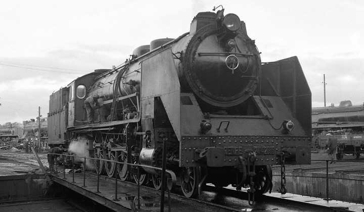 Las locomotoras de la serie 1700 de la antigua MZA fueron durante muchos aos las titulares del Sudexpreso en tierras charras. Fotografa de Xavier Santamara