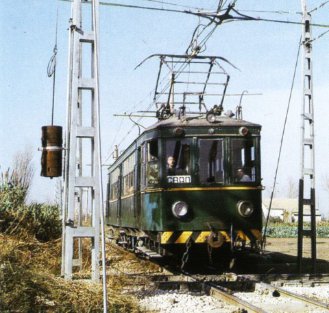 Metrovalencia. Trenes fuera de circulacin: Buja: Tren elctrico que circul en FGV entre 1-1-87 y 1987-1988. En la foto un Buja en cruce Cadena
