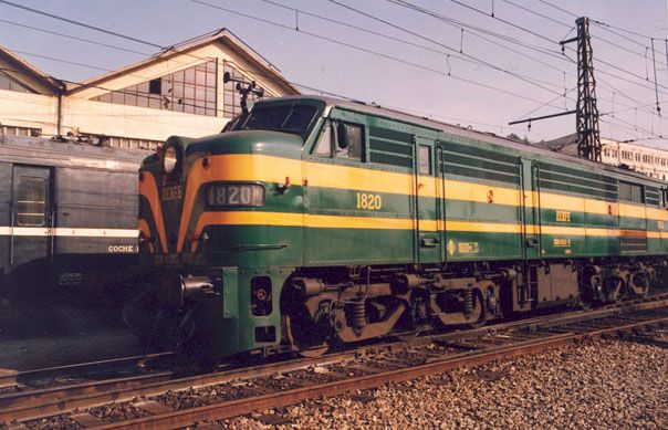 Locomotora disel elctrica 1820 en la estacin de Prncipe Po en 1985. Foto Fernando Ogalla. Archivo Histrico Ferroviario.