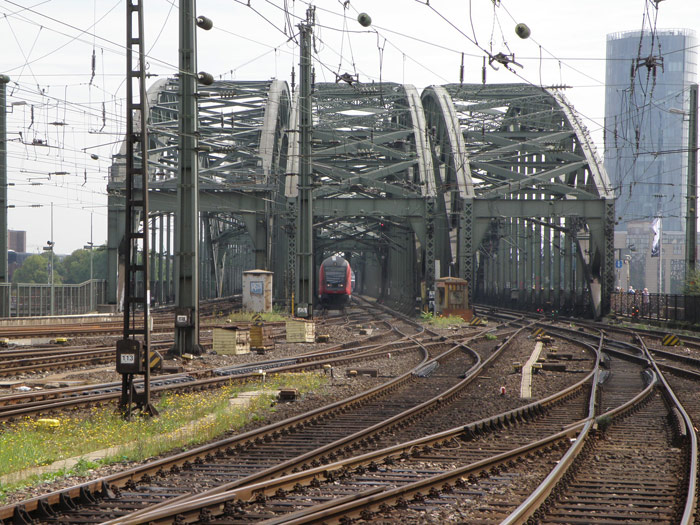 Las seis vas del puente Hohenzollern en el lado correspondiente a la estacin