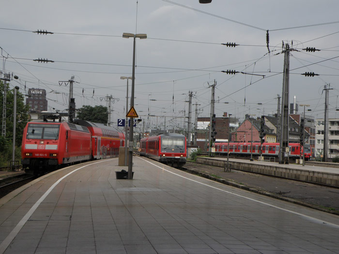 Varios trenes entrando simultneamente por el lado occidental de la estacin