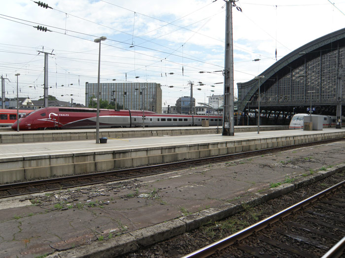 Un tren Thalys saliendo de la estacin hacia Blgica