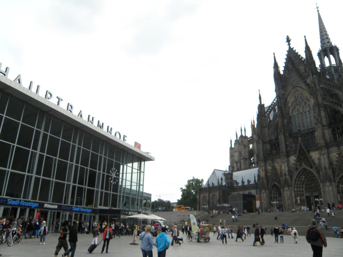 Plaza exterior de la estacin, al pie de las escalinatas de la catedral