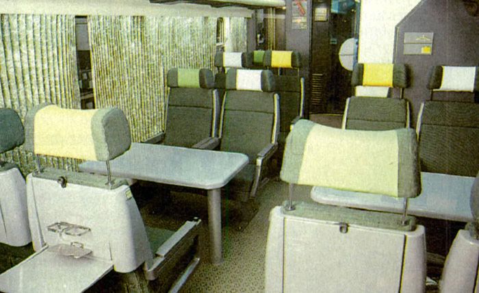 El remolque intermedio de los 592 camellos remodelados en 1989 se transform en coche de primera clase. 
