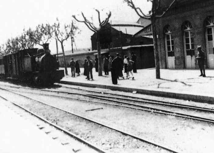 1942 estacin de Valencia Jess. Un largo tren de traccin vapor entraba con coches de dos ejes, junto a un andn arbolado. 