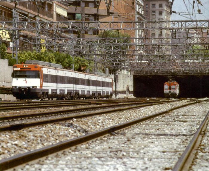 Acceso ferroviario a la estacin de Barcelona-Sants en 1993.
