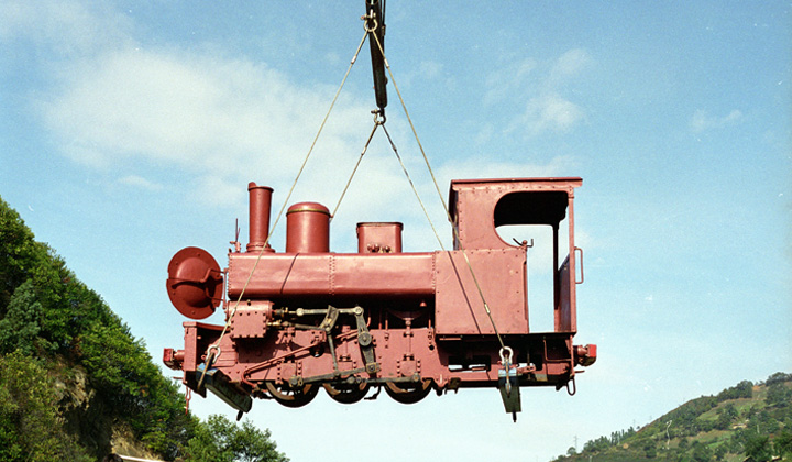 Traslado de la SHE 5 al Museo del Ferrocarril tras el fin de la primera fase de su restauracin en 1996