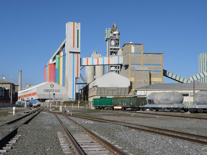 Vagones de Renfe situados junto a la factora de Cementos Alfa en Mataporquera