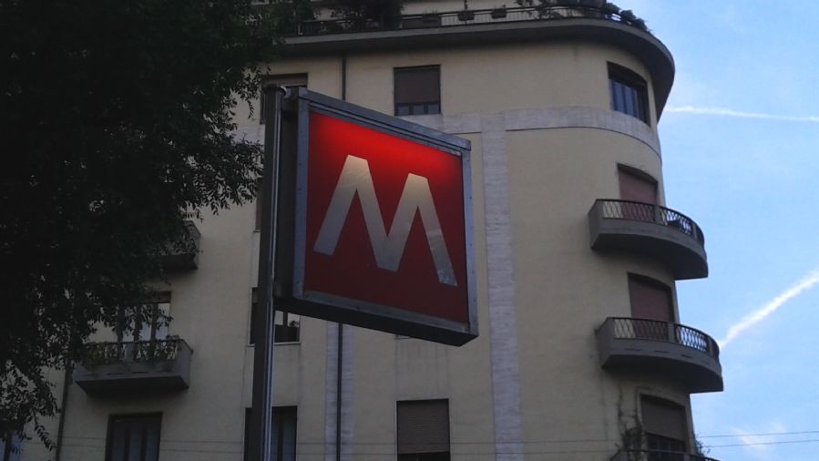 Detalle del logotipo de Metro de Miln