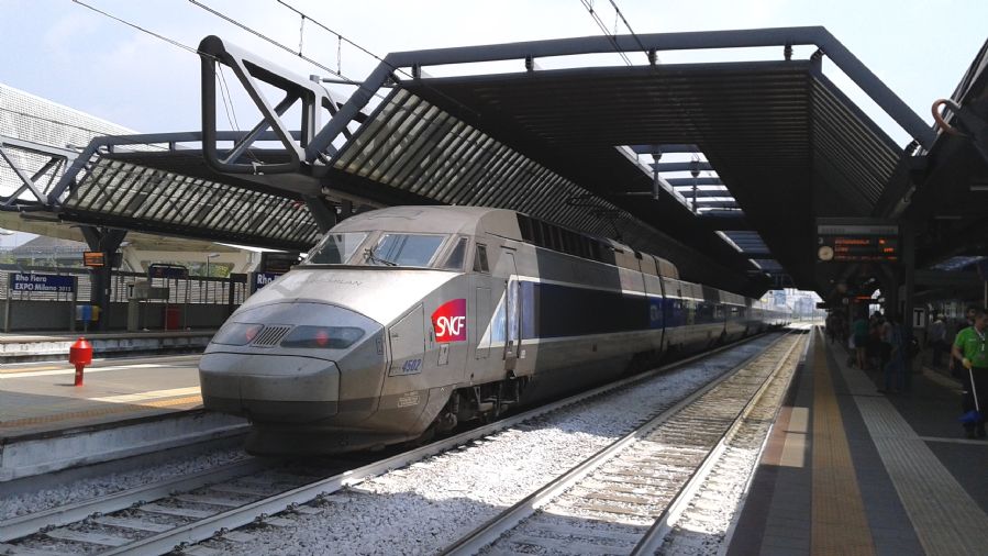 Un TGV francs partiendo de la estacin de Cadorna