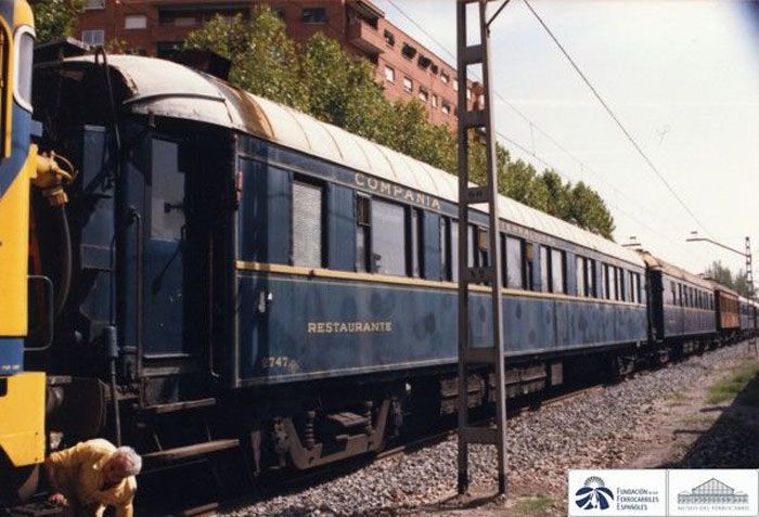 1989. Coche restaurante 2747 antes de restaurar en Madrid en 1989. Foto Jos Mara Valero.  Archivo Histrico Ferroviario.