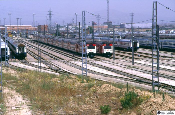 1997. Playa de vas de Fuencarral  (Madrid) con material remolcado y unidades de la serie 450. (1997). Foto Va Libre.  Archivo Histrico Ferroviario.