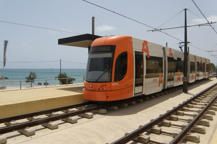 Los tren-tram circulan como tranva o como tren de cercanas, segn el trazado, y alcanzan velocidades punta de hasta 100 km/h