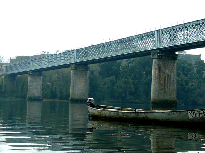 Una barca reposa al pie del viaducto mixto. Foto A. Rial Tobas