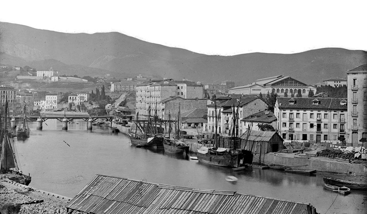 Vista de Bilbao, tomada por el fotgrafo J. Laurent en 1863. Se aprecia la recin construida estacin de Abando as como el puerto fluvial sobre el Nervin, tradicional fuente de riqueza de Bilbao. Patrimonio Histrico, Ministerio de Cultura