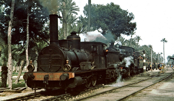 Expreso Irn-Madrid remolcado por dos locomotoras compound de la serie 4.000 de la Compaa del Norte fotografiado en la estacin de Alsasua. Fotografa de Christian Schnabel.