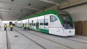 Llega a C�diz el primer coche del tren tranv�a de la Bah�a de C�diz