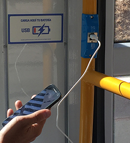 Metro Ligero Oeste completa la instalacin de cargadores USB en toda su flota