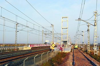 Comienza la instalacin de la pasarela de la parada de Ro Arillo del tren tranva de la Baha de Cdiz