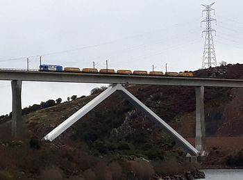 Pruebas de carga en el viaducto sobre el ro Tera, en Zamora, de la lnea de alta velocidad Madrid-Galicia