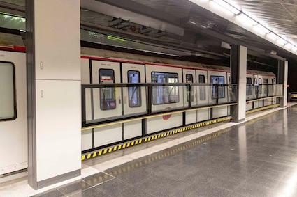 Metro de Barcelona prueba una nueva puerta de andn vertical