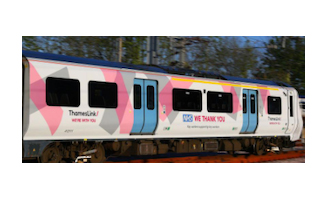 Tres trenes decorados en homenaje al Sistema Nacional de Salud britnico