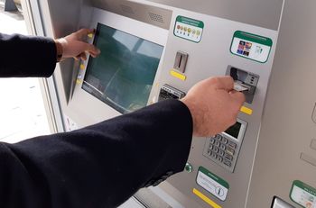 El pago con tarjeta bancaria alcanza ya el 20 por ciento de las operaciones en el Metro de Granada