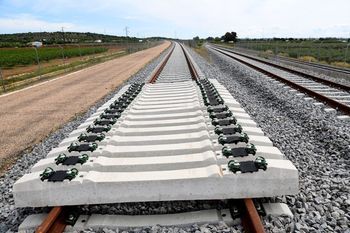 Adif adjudica el suministro de balasto y traviesas para la renovación de la línea Zafra-Huelva 