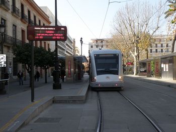 Licitado el equipamiento de las paradas para la ampliación del tranvía de Sevilla