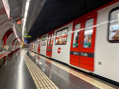 En servicio en la línea 1 del metro de Barcelona el primer tren de la serie 8000