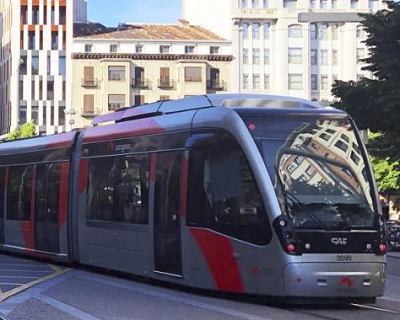 El tranvía de Zaragoza amplía la recarga de abonos en las máquinas expendedoras