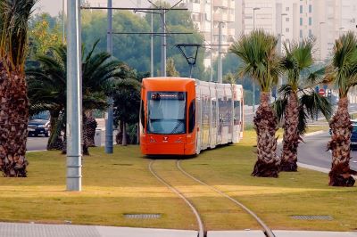 Los usuarios del Tram de Alicante tardan menos de diez minutos en desplezarse a sus estaciones