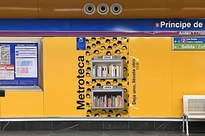 Metro de Madrid recicla las antiguas papeleras y las convierte en libreras