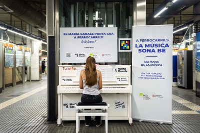 Un piano en la estacin de Plaza Espaa, de FGC, para celebrar el Da Mundial de la Msica