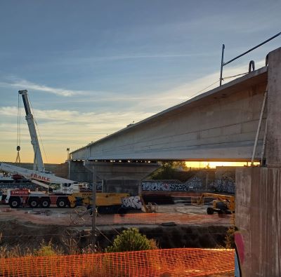 Construccin del paso superior de Pinar de Las Rozas en el ncleo de cercanas de Madrid