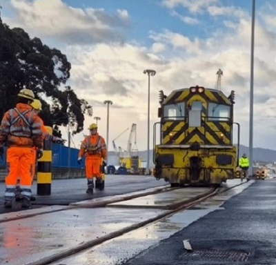 Pruebas de circulacin en el nuevo tramo del muelle de Valliniello del Puerto de Avils