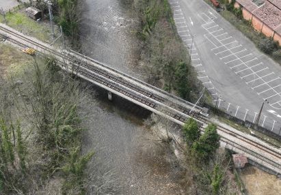 A licitacin el refuerzo del puente metlico sobre el ro Trubia en Oviedo