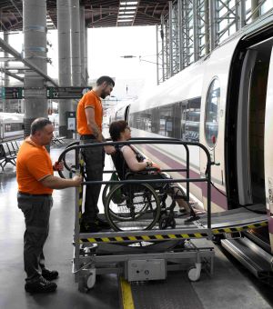 Nuevas plataformas para facilitar el acceso al tren a viajeros en silla de ruedas