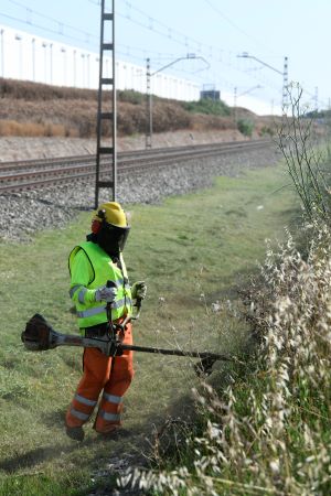 Adif reactiva su Plan de Prevencin contra Incendios en la va y sus proximidades