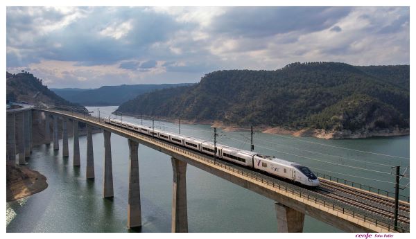 Renfe e Iberdrola acuerdan garantizar el precio de la energa renovable de sus servicios de transporte de viajeros 