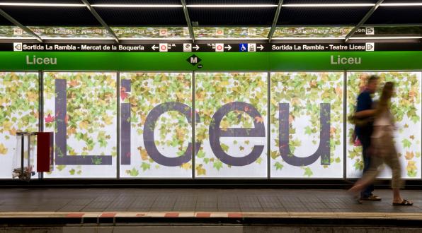 Dos de los accesos de la estacin de Liceu de Metro de Barcelona, cerrados temporalmente