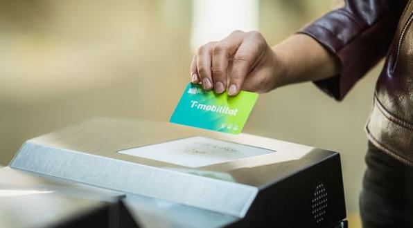 El billete sencillo y el billete aeropuerto de TMB se incorporan al sistema T-movilidad sin contacto