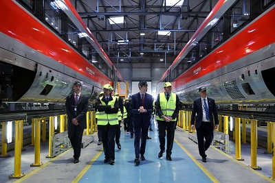 �scar Puente visita planta de producci�n de Hitachi Rail en Italia