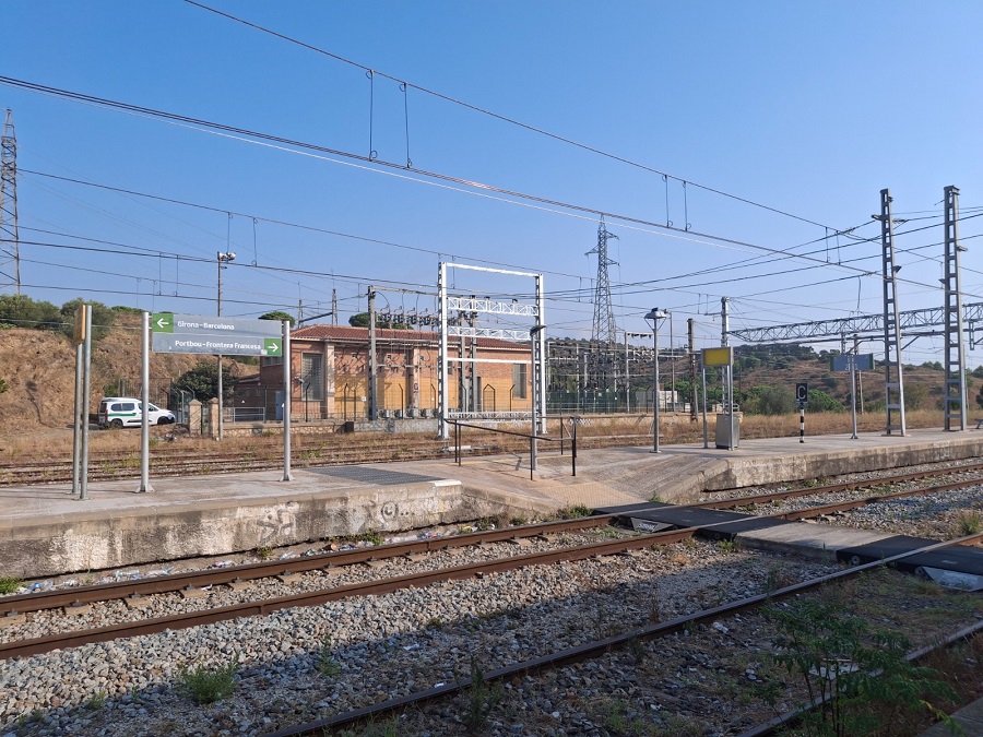 Etapa final de la renovaci�n de la catenaria del tramo Figueres-Portbou