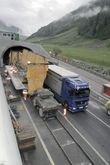 Autom�viles y ferrocarril comparten un t�nel de carretera en Suiza