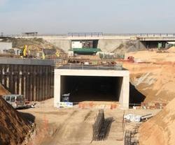 Metro de Granada construye un paso inferior bajo la lnea del ferrocarril Granada-Moreda