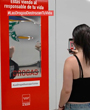 Metro de Madrid instala carteles-espejo en sus estaciones para concienciar sobre el peligro de las drogas