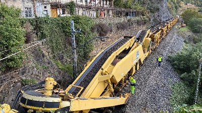 Track renewal works on the Ourense-Monforte de Lemos section. Line 810.