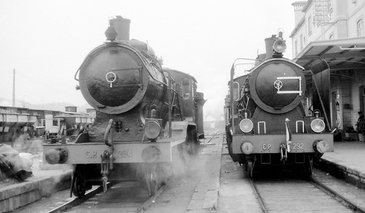 Dos locomotoras de vapor de los ferrocarriles portugueses, fotografiadas en la estación de Pocinho. Fotografía de Martin Dieterich